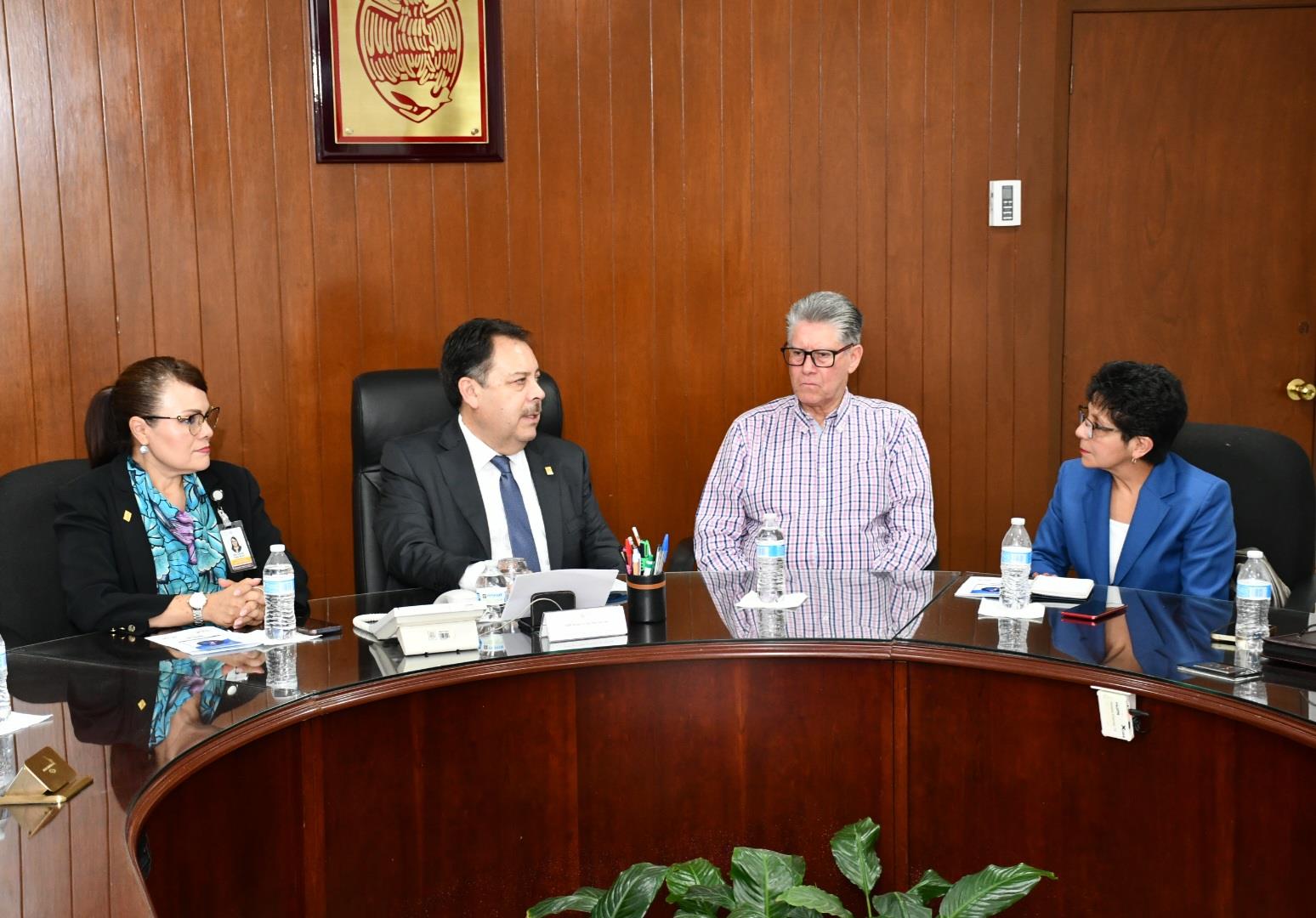Visita de compañeras y compañeros de la Sección XLV, SuperISSSTE, Velatorio y TurISSSTE